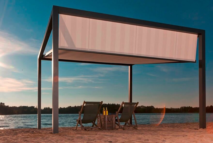 Horizontal und vertikal montierte Markise auf einem Aluminium-Gerüst an einem Strand