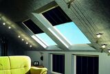 Lichtundurchlässige Plissees an Dachschrägenfenstern